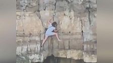 Bloccata sugli scogli per un selfie