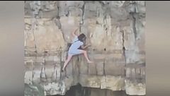 Bloccata sugli scogli per un selfie