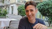 Difende il figlio, lo massacrano