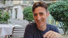 Difende il figlio, lo massacrano