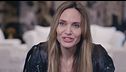 La frenesia delle sfilate in "Couture" con Angelina Jolie