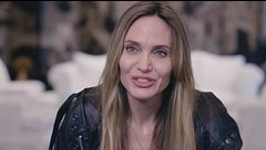 La frenesia delle sfilate in "Couture" con Angelina Jolie