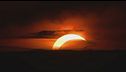 Eclissi-show tra folla e nuvole