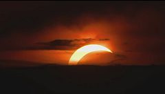 Eclissi-show tra folla e nuvole