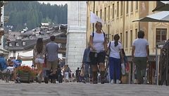 Cortina, stretta sul turismo cafone