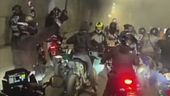 Baby teppisti in moto con i razzi
