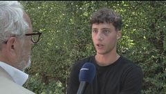 "Continuavano a picchiarlo a terra"