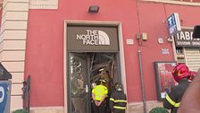 Paura a Roma, crollo in un negozio