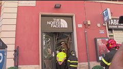 Paura a Roma, crollo in un negozio