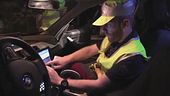 Si barrica sul tetto, arrestato