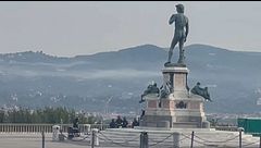Bombola sotto il David, è allarme