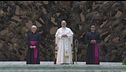 Il Papa verso il Gemelli, "È sereno"