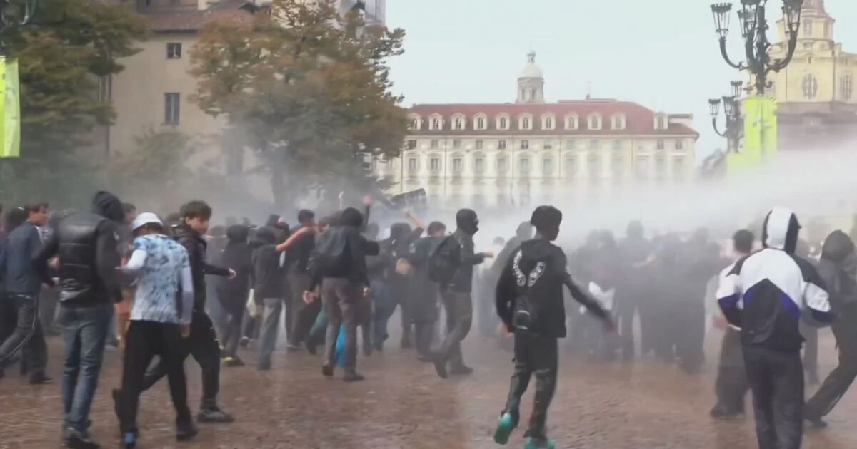Studio Aperto: Scontri ai cortei degli studenti Video | Mediaset Infinity