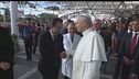 Il Papa dimesso tra gli applausi