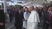 Il Papa dimesso tra gli applausi