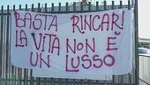 Rivolta tir, blocchi e negozi vuoti