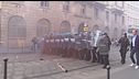 A Milano i negozi si barricano