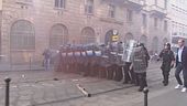 A Milano i negozi si barricano