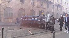 A Milano i negozi si barricano