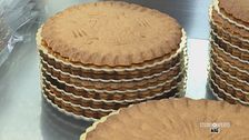 Una torta sottile a base di nocciole e burro