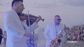 Alba sulla spiaggia tra le note di violino