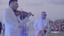Alba sulla spiaggia tra le note di violino
