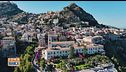 Taormina tra lusso a cinque stelle e turismo di massa