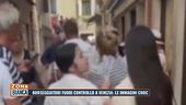 Borseggiatori fuori controllo a Venezia: le immagini choc
