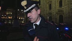 Lanci di fumogeni e bottiglie, poi gli idranti, 4 carabinieri colpiti