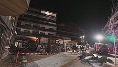 Il brindisi del Capodanno, la scintilla, le fiamme sul soffitto e le grida