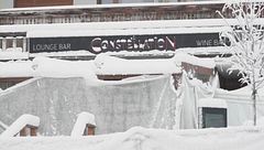 "C'è poca gente, fanne entrare di più...", in 400 nel bar di Crans Montana