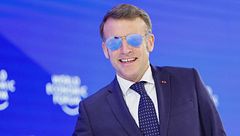 Dalla tuta grigia di Maduro in manette agli occhiali specchiati di Macron