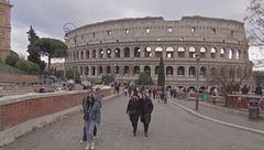 Roma, ha postato sui social il "ballo del coltello" tra la folla del Colosseo