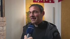 Non solo la cassetta delle offerte, si sono portati via anche i ceri votivi