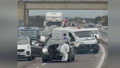 Il camion a fuoco per fermare il blindato, assalto al portavalori