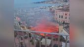 A fuoco lo storico teatro Sannazaro nel centro di Napoli