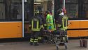 Terrore nel centro di Milano, tram deraglia e finisce contro un palazzo