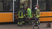 Terrore nel centro di Milano, tram deraglia e finisce contro un palazzo