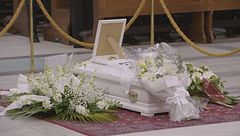 A Nola in centinaia per l'ultimo addio a Domenico, il bimbo col cuore bruciato