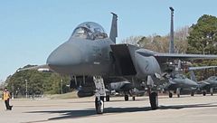 La battaglia nei cieli per salvare il pilota americano disperso