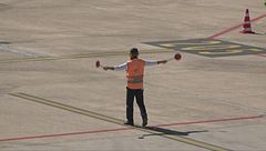 Emergenza carburante, scorte a rischio, restrizioni negli aeroporti