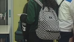 Pisa porta le forbici da casa e colpisce una compagna di classe