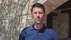 I due operatori sono in malattia, il sindaco raccoglie i rifiuti al posto loro