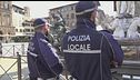 Sfida di addio al nubilato, si arrampica alla Fontana del Nettuno