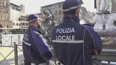 Sfida di addio al nubilato, si arrampica alla Fontana del Nettuno