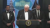 Trump e gli spari al galà, "un mondo di pazzi, è colpa dei No Kings"