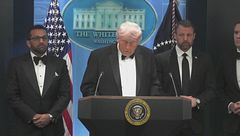 Trump e gli spari al galà, "un mondo di pazzi, è colpa dei No Kings"