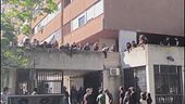 Lo sgombero al centro sociale Laurentino 38, cori e insulti