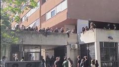Lo sgombero al centro sociale Laurentino 38, cori e insulti