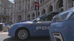 Le armi con il silenziatore, furgone schermato e auto rubate